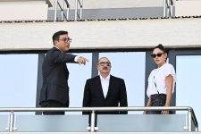 Prezident İlham Əliyev və Birinci xanım Mehriban Əliyeva Gəncə şəhər stadionunda tikinti işlərinin gedişi ilə tanış olublar (FOTO) (YENİLƏNİB)