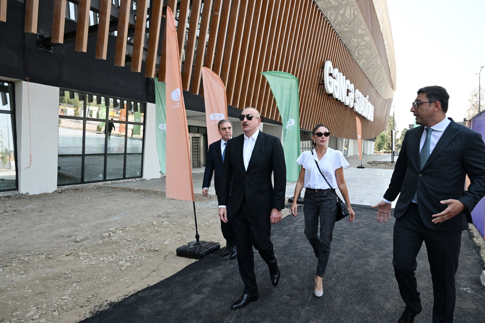Prezident İlham Əliyev və Birinci xanım Mehriban Əliyeva Gəncə şəhər stadionunda tikinti işlərinin gedişi ilə tanış olublar (FOTO) (YENİLƏNİB)