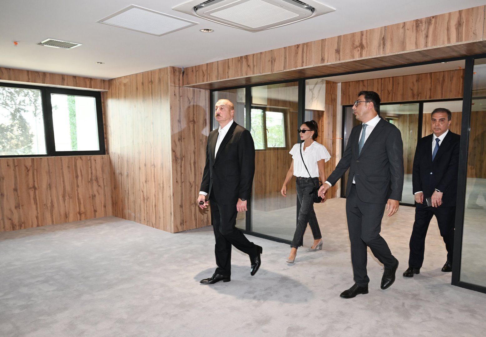 Prezident İlham Əliyev və Birinci xanım Mehriban Əliyeva Gəncə şəhər stadionunda tikinti işlərinin gedişi ilə tanış olublar (FOTO) (YENİLƏNİB)