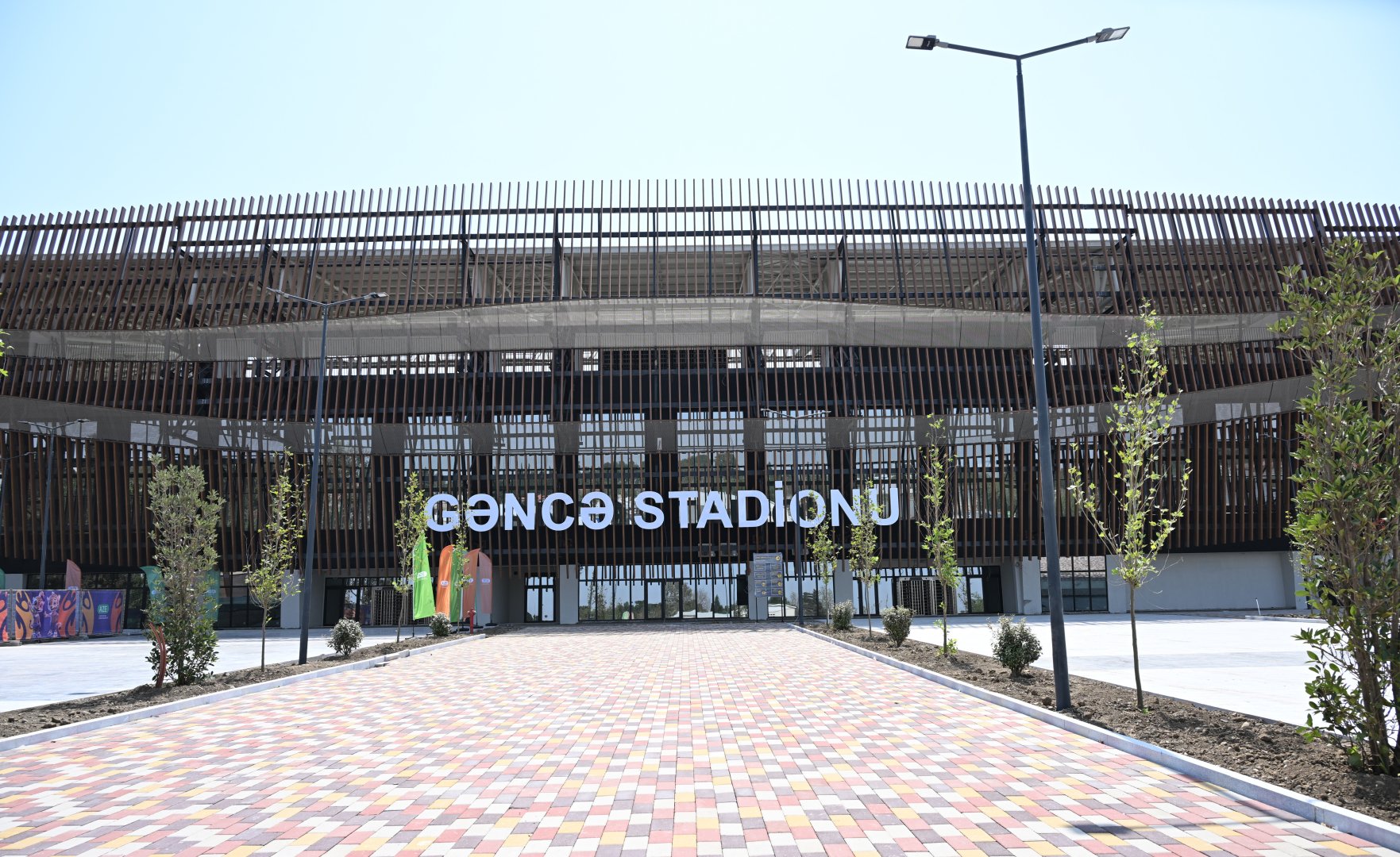 Prezident İlham Əliyev və Birinci xanım Mehriban Əliyeva Gəncə şəhər stadionunda tikinti işlərinin gedişi ilə tanış olublar (FOTO) (YENİLƏNİB)
