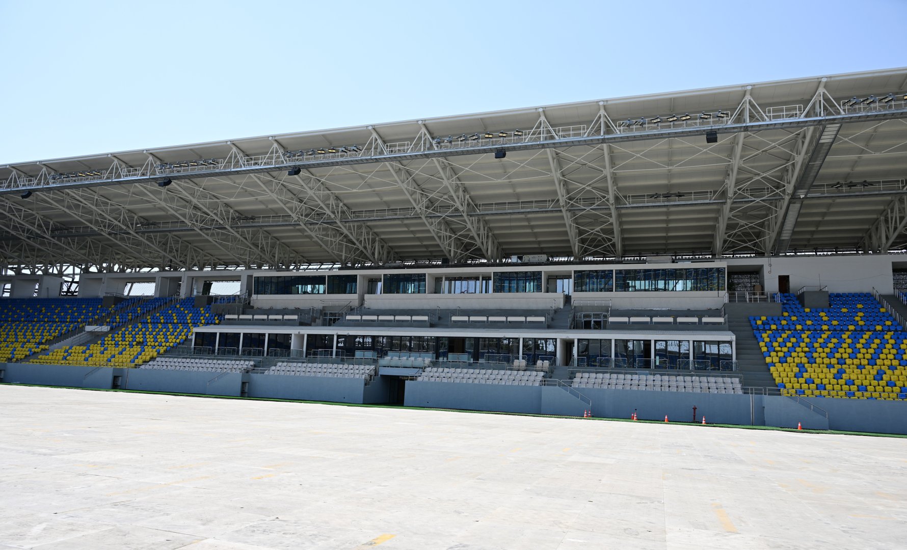 Prezident İlham Əliyev və Birinci xanım Mehriban Əliyeva Gəncə şəhər stadionunda tikinti işlərinin gedişi ilə tanış olublar (FOTO) (YENİLƏNİB)