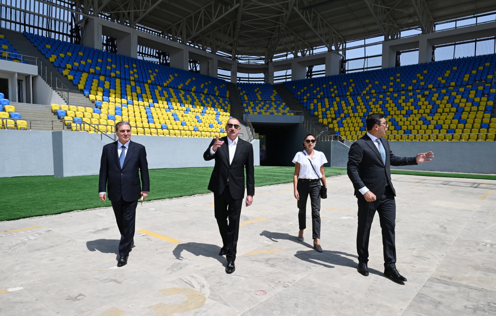 Prezident İlham Əliyev və Birinci xanım Mehriban Əliyeva Gəncə şəhər stadionunda tikinti işlərinin gedişi ilə tanış olublar (FOTO) (YENİLƏNİB)
