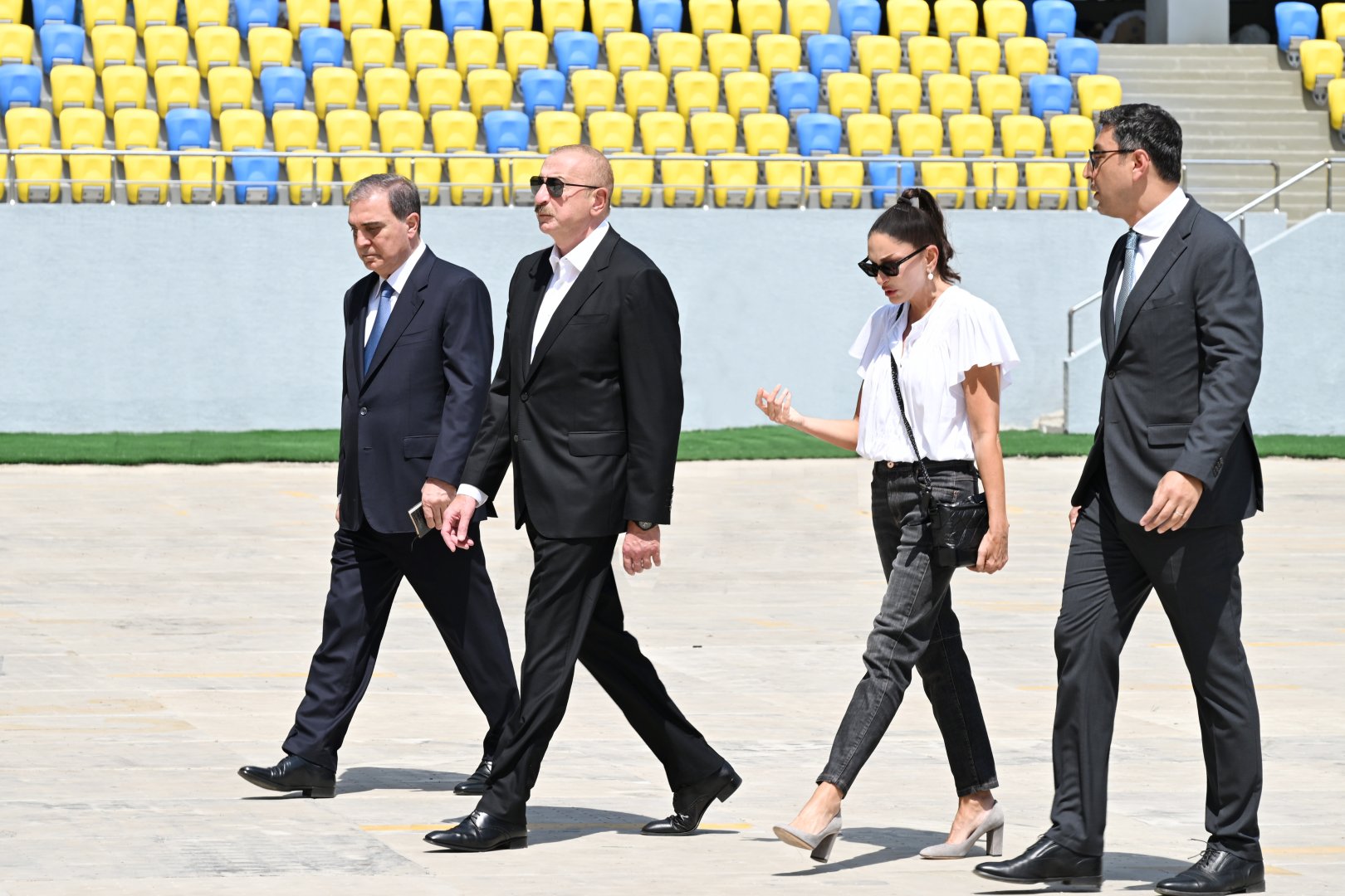 Prezident İlham Əliyev və Birinci xanım Mehriban Əliyeva Gəncə şəhər stadionunda tikinti işlərinin gedişi ilə tanış olublar (FOTO) (YENİLƏNİB)
