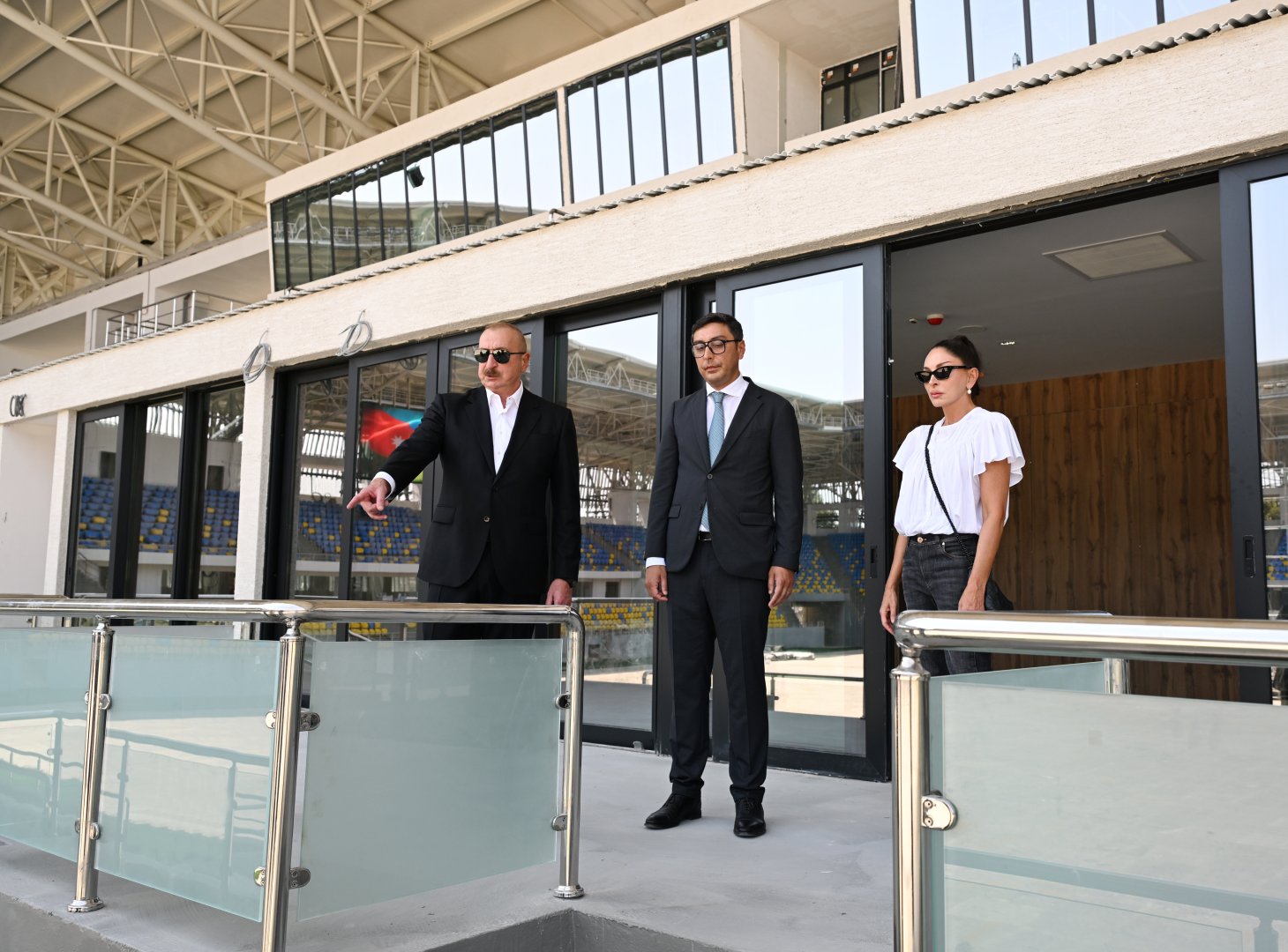 Prezident İlham Əliyev və Birinci xanım Mehriban Əliyeva Gəncə şəhər stadionunda tikinti işlərinin gedişi ilə tanış olublar (FOTO) (YENİLƏNİB)