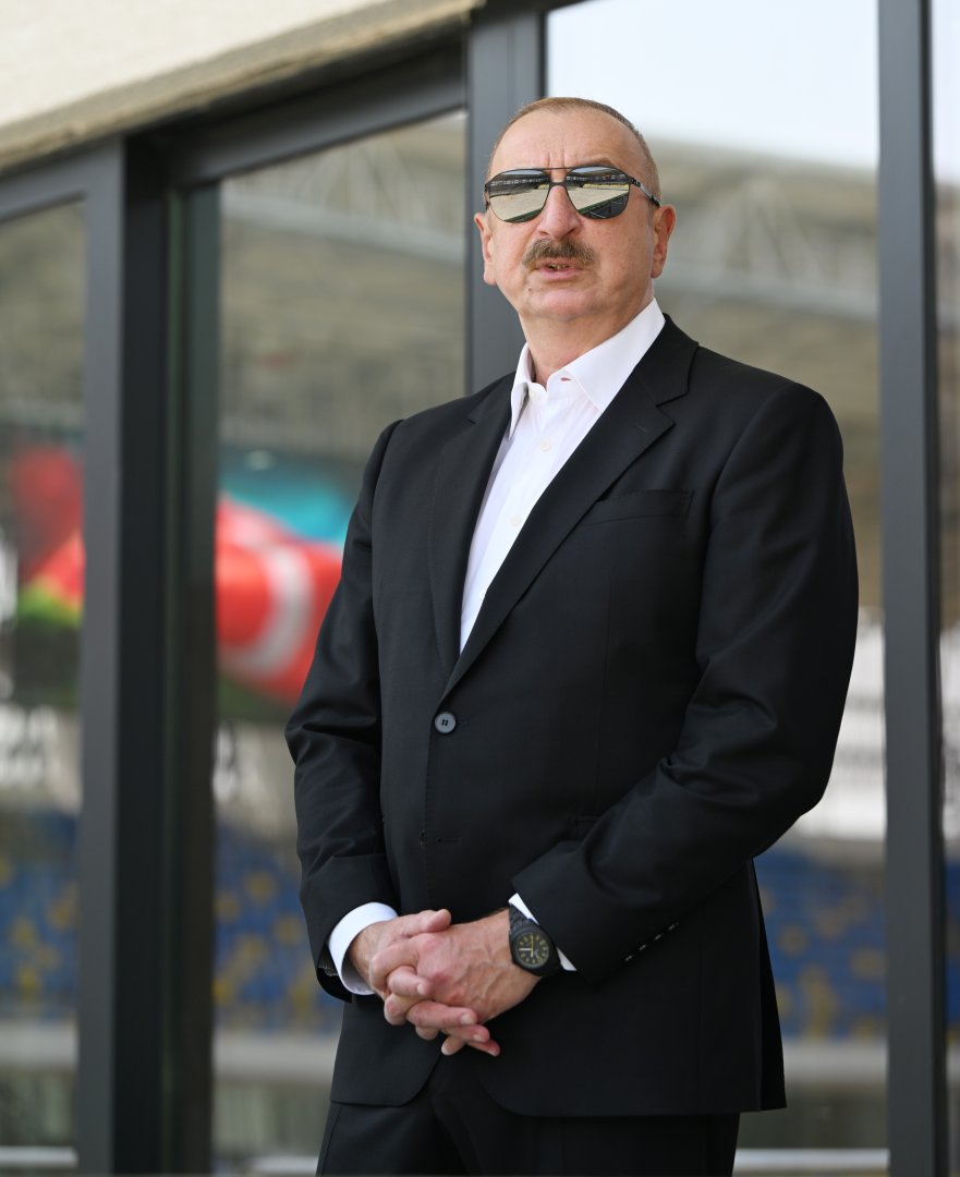 Prezident İlham Əliyev və Birinci xanım Mehriban Əliyeva Gəncə şəhər stadionunda tikinti işlərinin gedişi ilə tanış olublar (FOTO) (YENİLƏNİB)