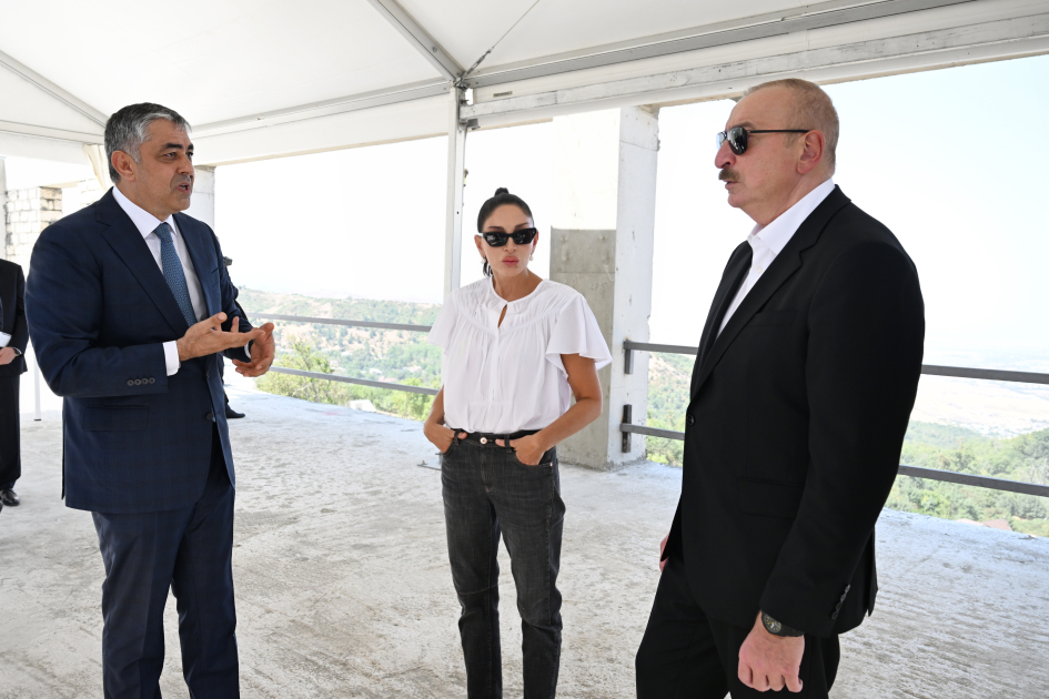 Prezident İlham Əliyev və Birinci xanım Mehriban Əliyeva “Hacıkənd” istirahət kompleksinin tikintisi ilə tanış olublar (FOTO) (YENİLƏNİB)