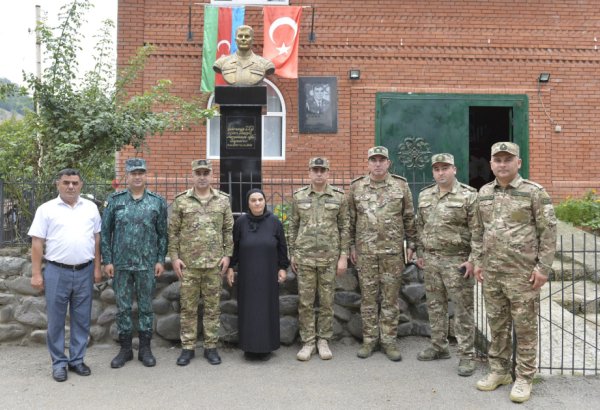 Hərbi prokuror şəhidin ailə üzvləri ilə görüşüb (FOTO)