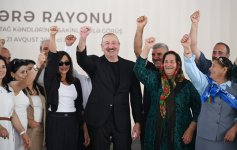 Prezident İlham Əliyev və Birinci xanım Mehriban Əliyeva Ağdərədə Vəngli və Kolatağ kəndlərinin sakinləri ilə görüşüblər (YENİLƏNİB) (FOTO/VİDEO)