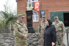 Hərbi prokuror şəhidin ailə üzvləri ilə görüşüb (FOTO)