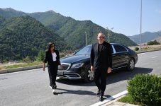 Prezident İlham Əliyev və Birinci xanım Mehriban Əliyeva Kəlbəcər şəhərinin sakinləri ilə görüşüblər (YENİLƏNİB) (FOTO/VİDEO)