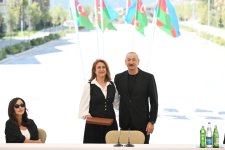 Prezident İlham Əliyev və Birinci xanım Mehriban Əliyeva Kəlbəcər şəhərinin sakinləri ilə görüşüblər (YENİLƏNİB) (FOTO/VİDEO)