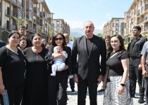 Prezident İlham Əliyev və Birinci xanım Mehriban Əliyevanın Kəlbəcər şəhərinin sakinləri ilə səmimi söhbəti (FOTO)