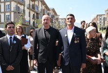 Prezident İlham Əliyev və Birinci xanım Mehriban Əliyeva Kəlbəcər şəhərinin sakinləri ilə görüşüblər (YENİLƏNİB) (FOTO/VİDEO)