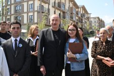 Prezident İlham Əliyev və Birinci xanım Mehriban Əliyeva Kəlbəcər şəhərinin sakinləri ilə görüşüblər (YENİLƏNİB) (FOTO/VİDEO)