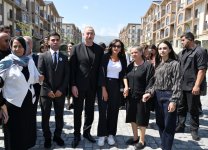 Prezident İlham Əliyev və Birinci xanım Mehriban Əliyevanın Kəlbəcər şəhərinin sakinləri ilə səmimi söhbəti (FOTO)