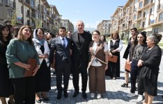 Prezident İlham Əliyev və Birinci xanım Mehriban Əliyeva Kəlbəcər şəhərinin sakinləri ilə görüşüblər (YENİLƏNİB) (FOTO/VİDEO)