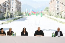 Prezident İlham Əliyev və Birinci xanım Mehriban Əliyeva Kəlbəcər şəhərinin sakinləri ilə görüşüblər (YENİLƏNİB) (FOTO/VİDEO)
