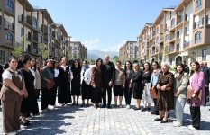 Prezident İlham Əliyev və Birinci xanım Mehriban Əliyevanın Kəlbəcər şəhərinin sakinləri ilə səmimi söhbəti (FOTO)