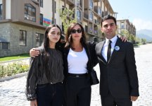 Prezident İlham Əliyev və Birinci xanım Mehriban Əliyeva Kəlbəcər şəhərinin sakinləri ilə görüşüblər (YENİLƏNİB) (FOTO/VİDEO)