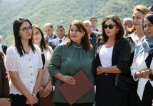 Prezident İlham Əliyev və Birinci xanım Mehriban Əliyeva Kəlbəcər şəhərinin sakinləri ilə görüşüblər (YENİLƏNİB) (FOTO/VİDEO)