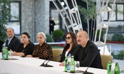 Prezident İlham Əliyev və Birinci xanım Mehriban Əliyevanın Kəlbəcər şəhərinin sakinləri ilə səmimi söhbəti (FOTO)