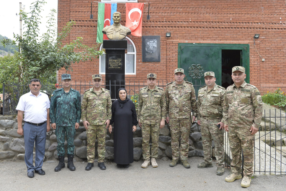 Hərbi prokuror şəhidin ailə üzvləri ilə görüşüb (FOTO)