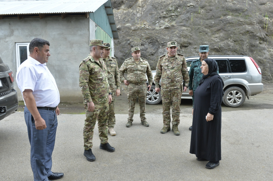 Hərbi prokuror şəhidin ailə üzvləri ilə görüşüb (FOTO)