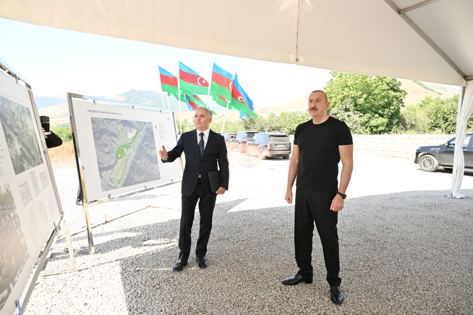 Prezident İlham Əliyev Kəlbəcər şəhərində 3-cü yaşayış kompleksinin təməlini qoyub (FOTO/VİDEO) (YENİLƏNİB)
