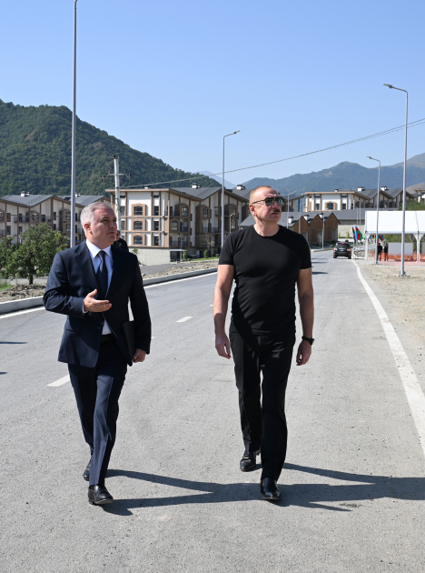 Prezident İlham Əliyev “Balland – Kəlbəcər balı, arı və arıçılıq məhsulları mağazası”nın açılışında iştirak edib (FOTO/VİDEO) (YENİLƏNİB)