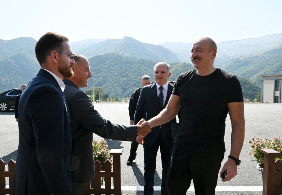 Prezident İlham Əliyev “Balland – Kəlbəcər balı, arı və arıçılıq məhsulları mağazası”nın açılışında iştirak edib (FOTO/VİDEO) (YENİLƏNİB)