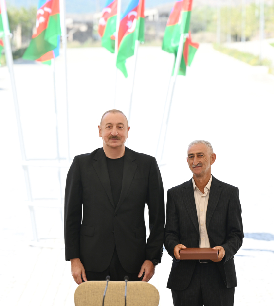 Prezident İlham Əliyev və Birinci xanım Mehriban Əliyeva Kəlbəcər şəhərinin sakinləri ilə görüşüblər (YENİLƏNİB) (FOTO/VİDEO)