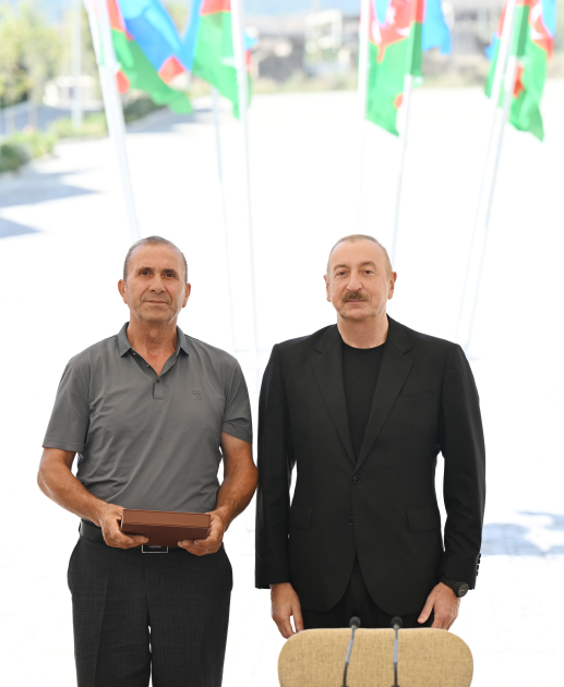 Prezident İlham Əliyev və Birinci xanım Mehriban Əliyeva Kəlbəcər şəhərinin sakinləri ilə görüşüblər (YENİLƏNİB) (FOTO/VİDEO)