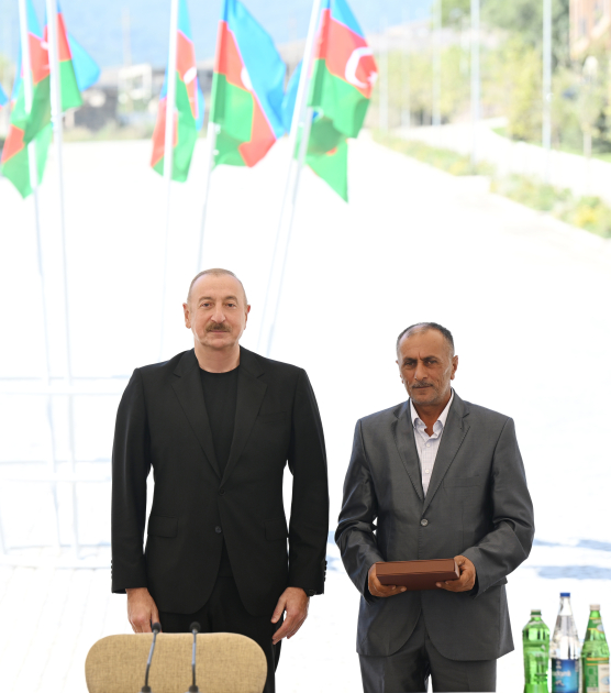 Prezident İlham Əliyev və Birinci xanım Mehriban Əliyeva Kəlbəcər şəhərinin sakinləri ilə görüşüblər (YENİLƏNİB) (FOTO/VİDEO)