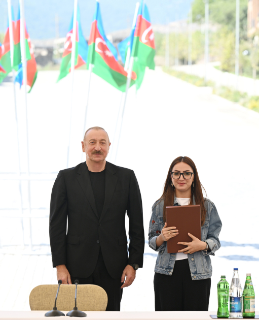 Prezident İlham Əliyev və Birinci xanım Mehriban Əliyeva Kəlbəcər şəhərinin sakinləri ilə görüşüblər (YENİLƏNİB) (FOTO/VİDEO)