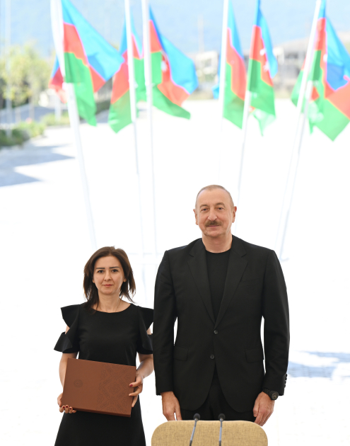Prezident İlham Əliyev və Birinci xanım Mehriban Əliyeva Kəlbəcər şəhərinin sakinləri ilə görüşüblər (YENİLƏNİB) (FOTO/VİDEO)