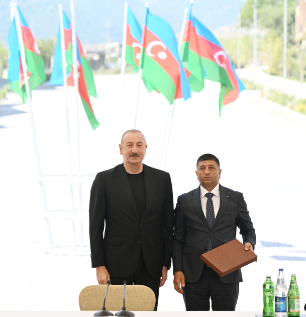 Prezident İlham Əliyev və Birinci xanım Mehriban Əliyeva Kəlbəcər şəhərinin sakinləri ilə görüşüblər (YENİLƏNİB) (FOTO/VİDEO)
