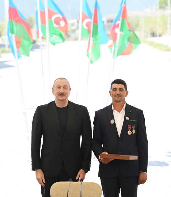 Prezident İlham Əliyev və Birinci xanım Mehriban Əliyeva Kəlbəcər şəhərinin sakinləri ilə görüşüblər (YENİLƏNİB) (FOTO/VİDEO)