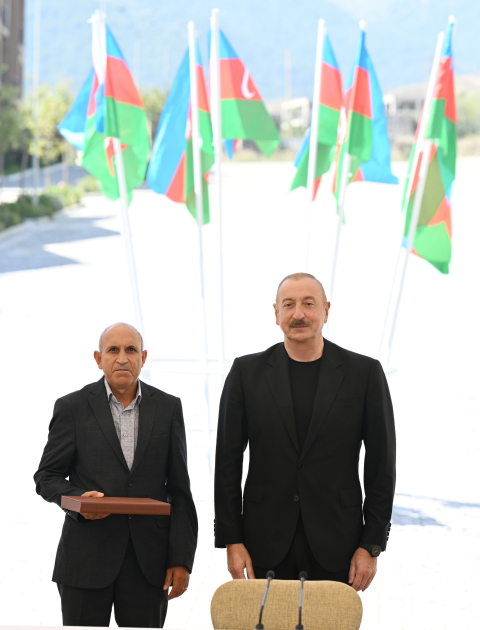 Prezident İlham Əliyev və Birinci xanım Mehriban Əliyeva Kəlbəcər şəhərinin sakinləri ilə görüşüblər (YENİLƏNİB) (FOTO/VİDEO)