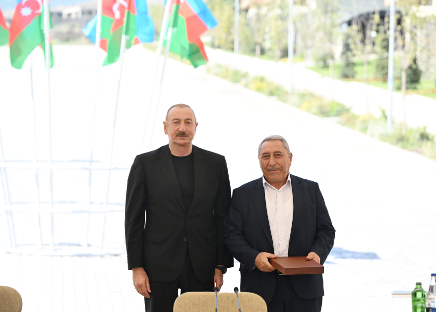 Prezident İlham Əliyev və Birinci xanım Mehriban Əliyeva Kəlbəcər şəhərinin sakinləri ilə görüşüblər (YENİLƏNİB) (FOTO/VİDEO)