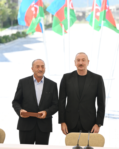 Prezident İlham Əliyev və Birinci xanım Mehriban Əliyeva Kəlbəcər şəhərinin sakinləri ilə görüşüblər (YENİLƏNİB) (FOTO/VİDEO)