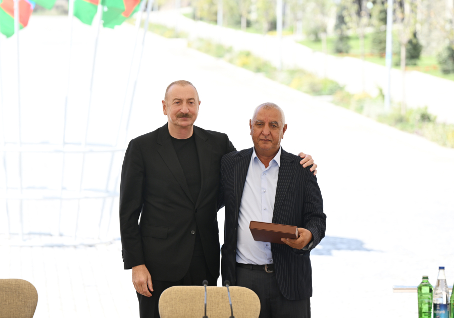 Prezident İlham Əliyev və Birinci xanım Mehriban Əliyeva Kəlbəcər şəhərinin sakinləri ilə görüşüblər (YENİLƏNİB) (FOTO/VİDEO)