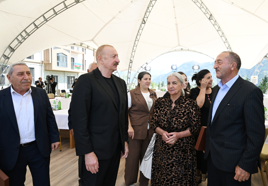 Prezident İlham Əliyev və Birinci xanım Mehriban Əliyevanın Kəlbəcər şəhərinin sakinləri ilə səmimi söhbəti (FOTO)