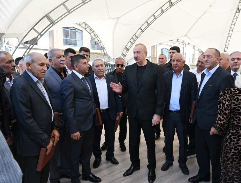 Prezident İlham Əliyev və Birinci xanım Mehriban Əliyevanın Kəlbəcər şəhərinin sakinləri ilə səmimi söhbəti (FOTO)