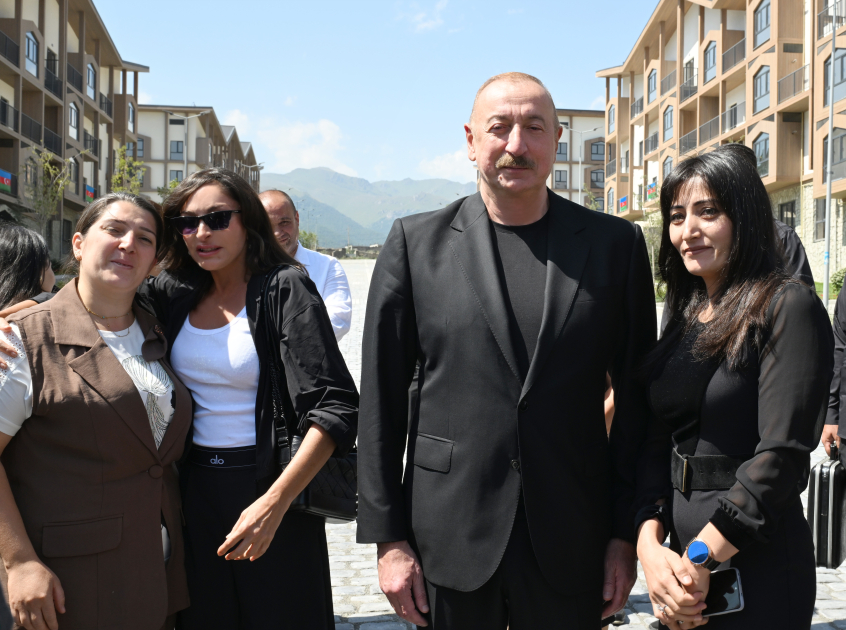 Prezident İlham Əliyev və Birinci xanım Mehriban Əliyevanın Kəlbəcər şəhərinin sakinləri ilə səmimi söhbəti (FOTO)