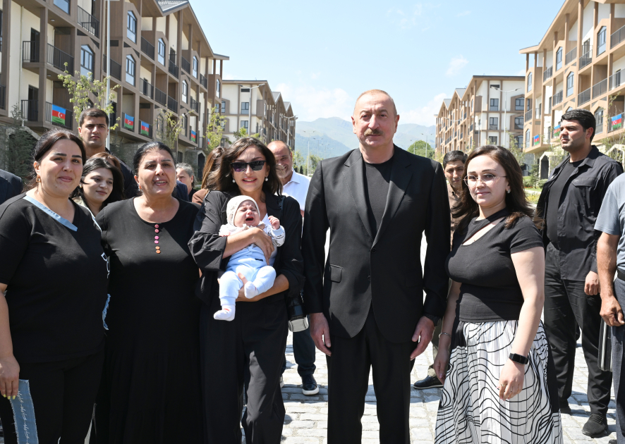 Prezident İlham Əliyev və Birinci xanım Mehriban Əliyevanın Kəlbəcər şəhərinin sakinləri ilə səmimi söhbəti (FOTO)