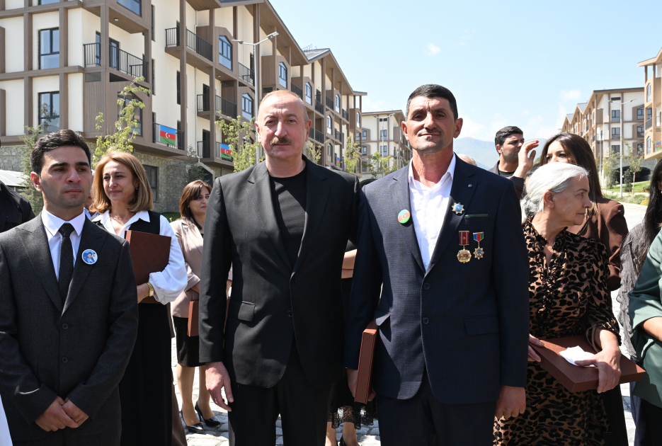 Prezident İlham Əliyev və Birinci xanım Mehriban Əliyeva Kəlbəcər şəhərinin sakinləri ilə görüşüblər (YENİLƏNİB) (FOTO/VİDEO)