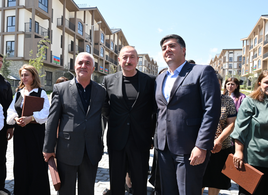 Prezident İlham Əliyev və Birinci xanım Mehriban Əliyeva Kəlbəcər şəhərinin sakinləri ilə görüşüblər (YENİLƏNİB) (FOTO/VİDEO)