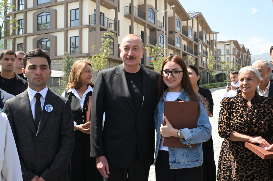 Prezident İlham Əliyev və Birinci xanım Mehriban Əliyeva Kəlbəcər şəhərinin sakinləri ilə görüşüblər (YENİLƏNİB) (FOTO/VİDEO)