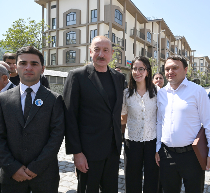 Prezident İlham Əliyev və Birinci xanım Mehriban Əliyeva Kəlbəcər şəhərinin sakinləri ilə görüşüblər (YENİLƏNİB) (FOTO/VİDEO)
