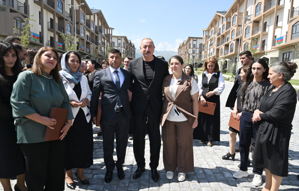 Prezident İlham Əliyev və Birinci xanım Mehriban Əliyeva Kəlbəcər şəhərinin sakinləri ilə görüşüblər (YENİLƏNİB) (FOTO/VİDEO)